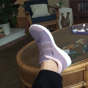 Vionic lavender sneakers w Velcro tabs